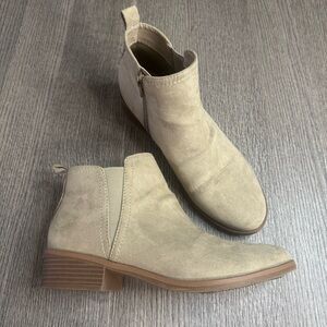 Time and Tru Women's Faux Suede Ankle Boots Size 8.5 Beige Zip